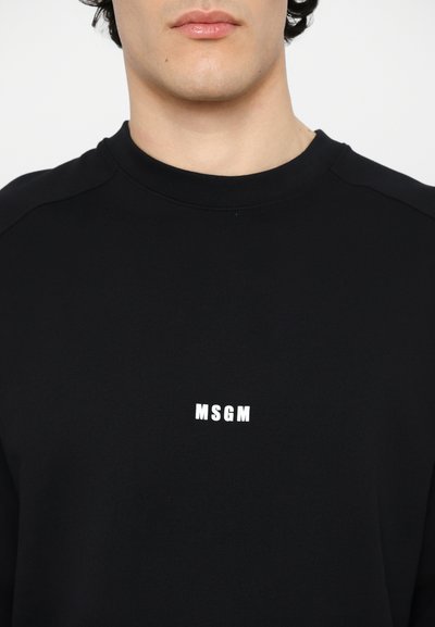 Sweatshirt noir avec col rond, en coton. Présente un logo "MSGM" blanc sur la poitrine, une texture subtile et une coupe décontractée.