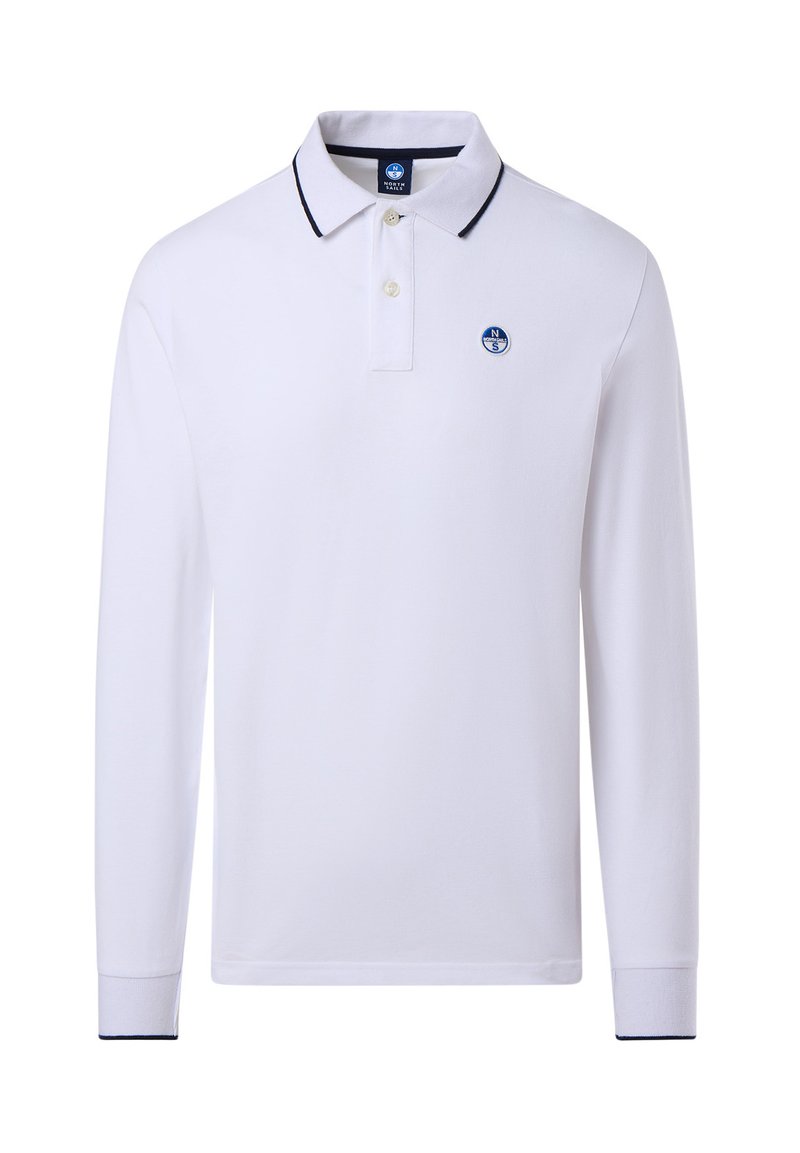 Camisa polo blanca de manga larga con cuello abotonado, acento en navy en los puños y un logo circular azul en el pecho.