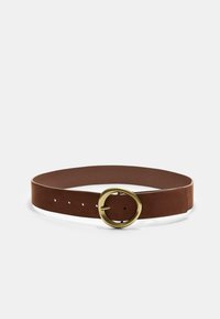 Bruin suede riem met een ronde messing gesp, voorzien van verschillende gaten langs de riem voor aanpassing. Glad oppervlak en eenvoudig ontwerp.