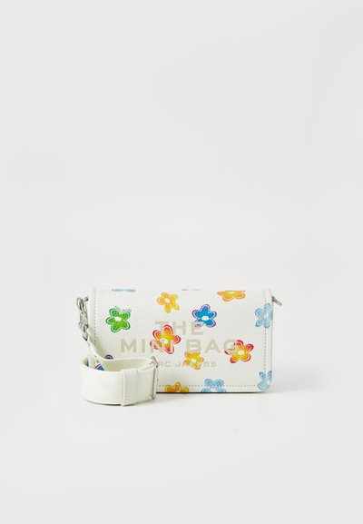 Mini sac en cuir blanc avec des motifs de fleurs colorées, large bandoulière amovible et texte en relief "THE MINI BAG" sur le devant.