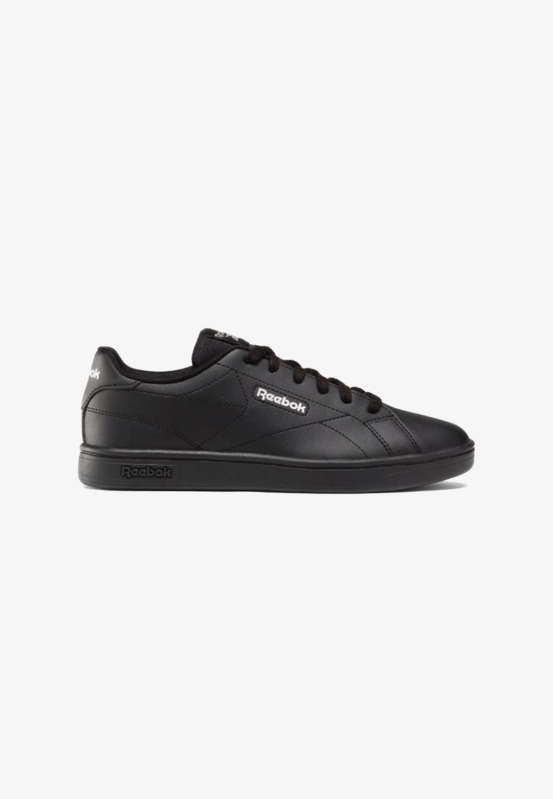 Baskets basses noires Reebok avec fermeture à lacets, dessus en cuir lisse et logos Reebok sur le côté, la languette et la semelle.