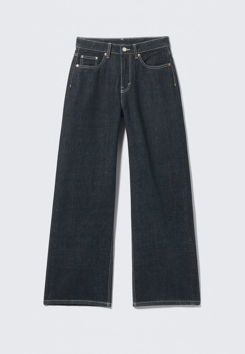 Jeans a gamba larga blu scuro con bottoni frontali, cerniera, passanti per cintura e cinque tasche, su uno sfondo chiaro e uniforme.