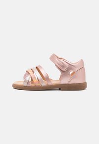 Rosa sandaler med mange stropper i glans- og glitterteksturer, flat såle og justerbar borrelåslukking ved ankelen.
