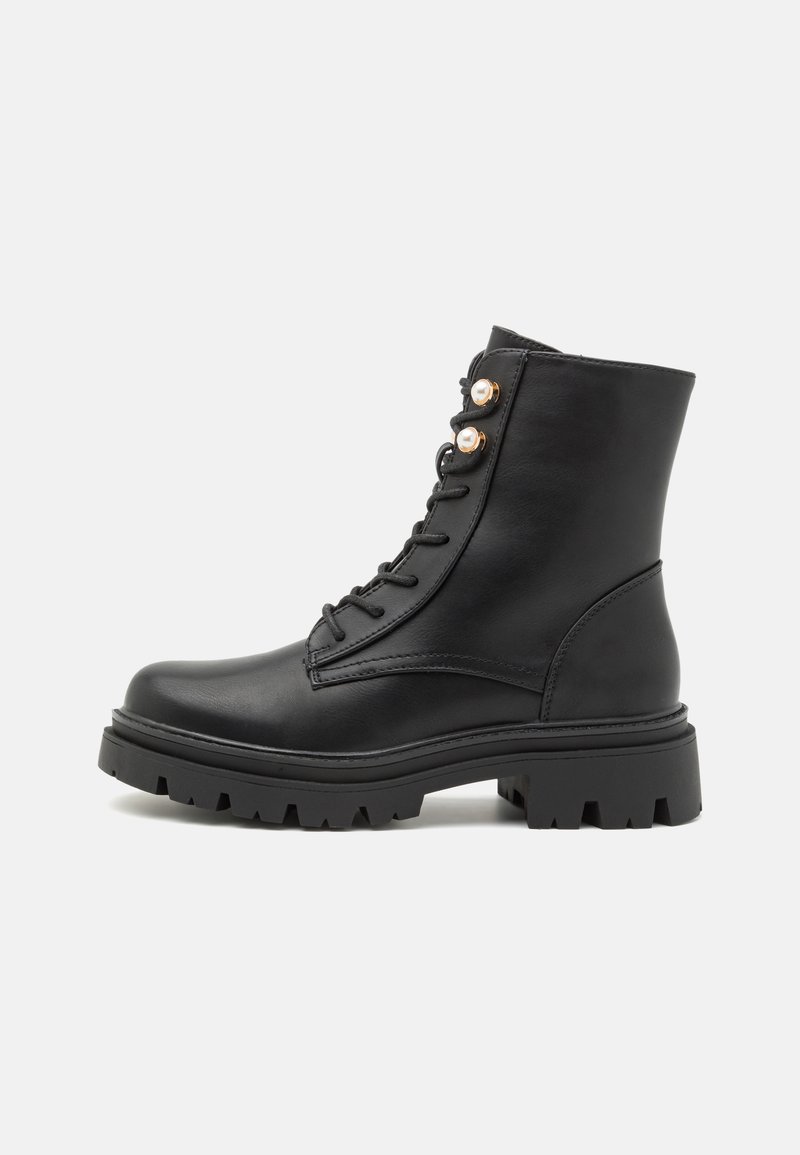 Botas de tobillo de cuero negro con punta redondeada, diseño de cordones y ojales decorativos en oro rosa. Suela de goma gruesa y resistente con dibujos.