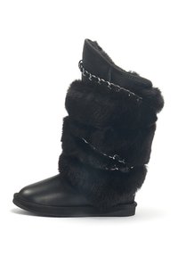 Schwarzer Fellstiefel mit gestaffeltem Design, weicher Textur, glattem Ledersohle und einer Kettenakzentuierung am oberen Rand.