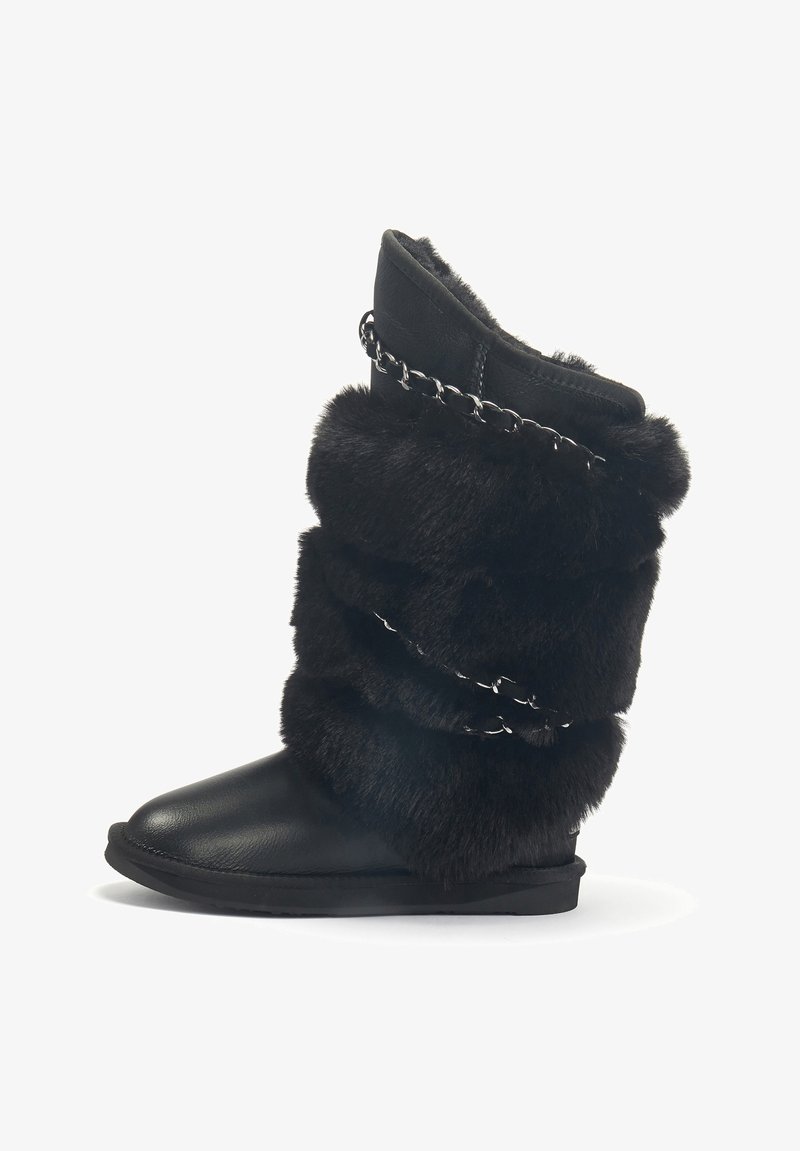 Čierna kožušinová čižma s viacerými vrstvami, s jemnou textúrou, hladkou koženou podrážkou a reťazovým detailom okolo vrchu.