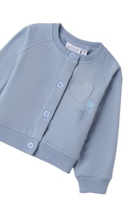 Cardigan per bambini di colore azzurro chiaro con bottoni frontali e tre cuoricini decorativi sul lato sinistro del petto, con polsini e orlo a coste.