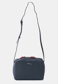 Borsa a tracolla in pelle blu scuro con dettagli rossi sulla cerniera, forma rettangolare, tracolla regolabile e hardware in tono argento. Logo sulla parte anteriore.