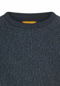 Ciemnoniebieski sweter o fakturze z okrągłym dekoltem i ściągaczami. Wnętrze posiada kontrastujący żółty akcent przy dekolcie.