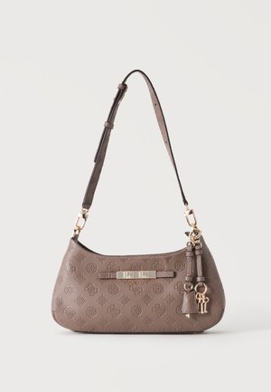 Sac à bandoulière en cuir taupe à motif, avec sangle réglable, ferrures dorées et pompon décoratif avec breloques clés, présenté sur un fond uni.