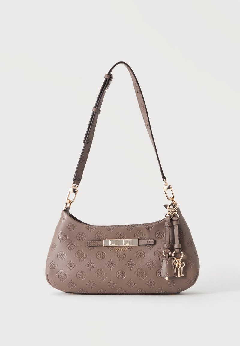 Sac à bandoulière en cuir taupe à motif, avec sangle réglable, ferrures dorées et pompon décoratif avec breloques clés, présenté sur un fond uni.