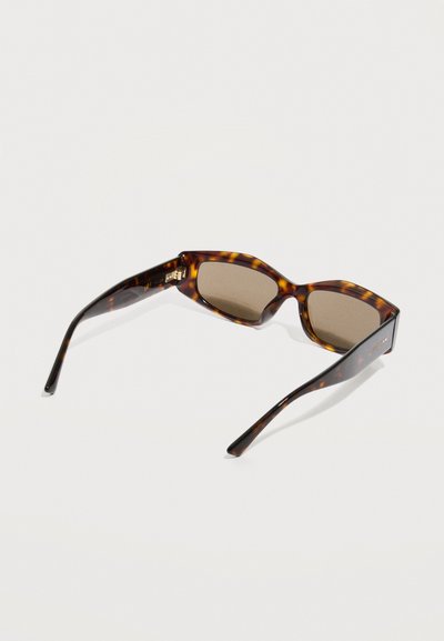 Ορθογώνια γυαλιά ηλίου σε σχέδιο χελωνόκερου με καφέ σκουρόχρωμους φακούς, ανοιχτά και τοποθετημένα σε λευκή επιφάνεια.