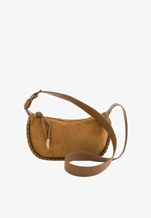 Bolso pequeño de ante marrón con correa ancha ajustable y borde trenzado, con cremallera superior y borla decorativa de cuero.