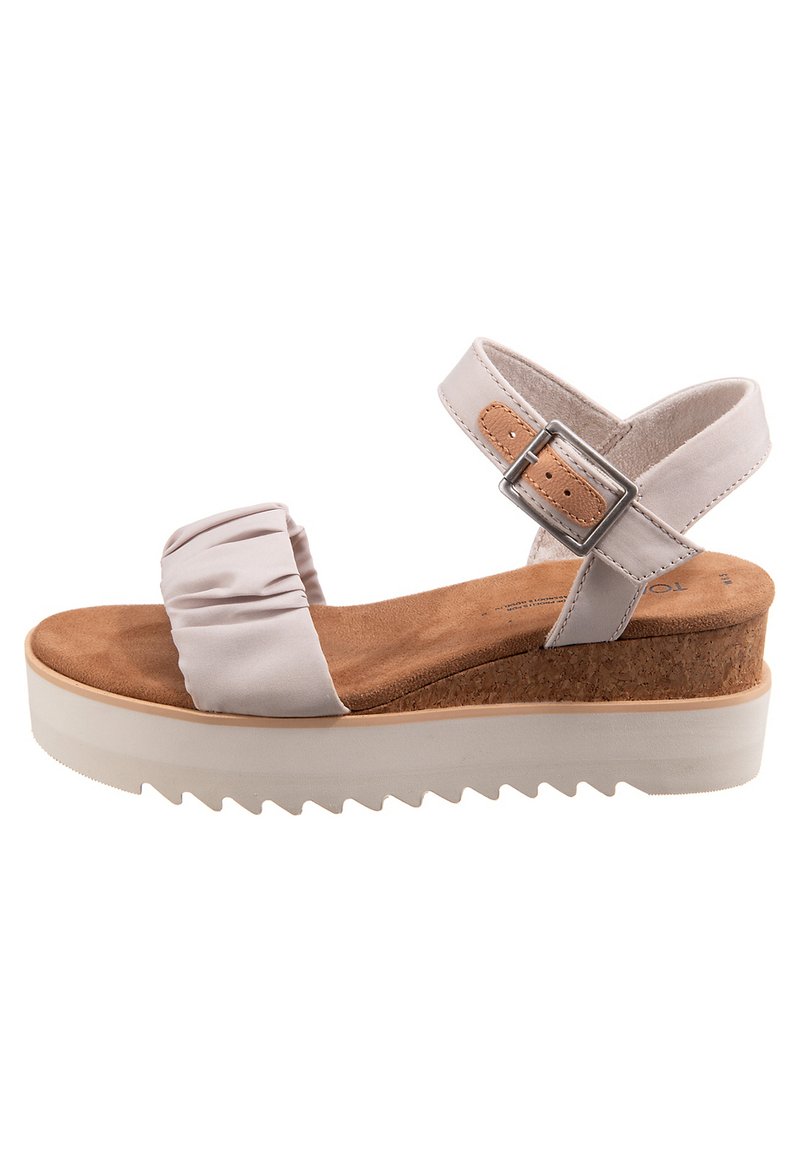 Lichtroze stoffen sandaal met een geplooide band, kurken voetbed en een witte, gegolfde platformzool. Verstelbare enkelband met metalen gesp.