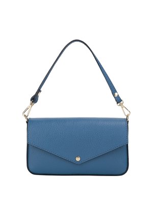 Blå læder clutch med design inspireret af en kuvert, der har en tekstureret overflade, guld hardware detaljer og en aftagelig skulderrem.