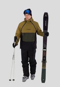 Ski vybavení zahrnuje hnědofialovou a černou lyžařskou bundu s kapsou, černé kalhoty, lyžařské boty, hole a lyže se tmavým dřevěným vzorem a vázáním.