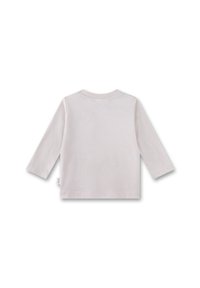 Langarmshirt aus leichtem grauem Baumwollstoff, Rundhals, weiche Textur, mit einem kleinen Etikett an der Seite und einer Nahtdetails entlang der Schultern.