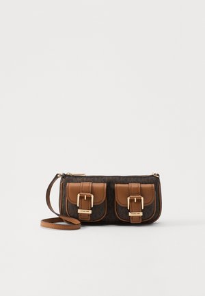 Bolsa de mão castanha com padrão, com dois bolsos frontais, acessórios dourados e uma única alça de ombro. Apresenta um fecho através de zíper e detalhes em couro.