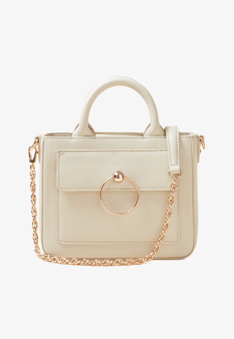 Sac à main en cuir blanc texturé, de forme rectangulaire, avec des poignées supérieures et un accent circulaire doré à l'avant ; comprend une bandoulière enchaînable.