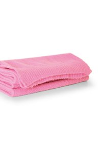 voltitud roosa fleece'i tekk, pehme tekstuur, sile viimistlus. Ühel küljel on ribakujuline äär. Korralikult virnastatud ladustamiseks.