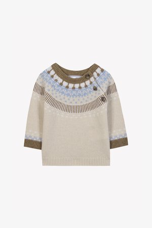 Maglione lavorato a maglia beige chiaro con collo rotondo, accenti a motivo marrone e blu, e bottoni sulla spalla. Polsini e orlo testurizzati.