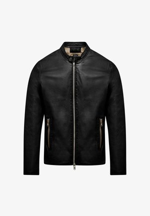 Giacca in pelle nera con colletto a bandiera, zip frontale e due tasche laterali. Texture liscia e design minimalista senza decorazioni.