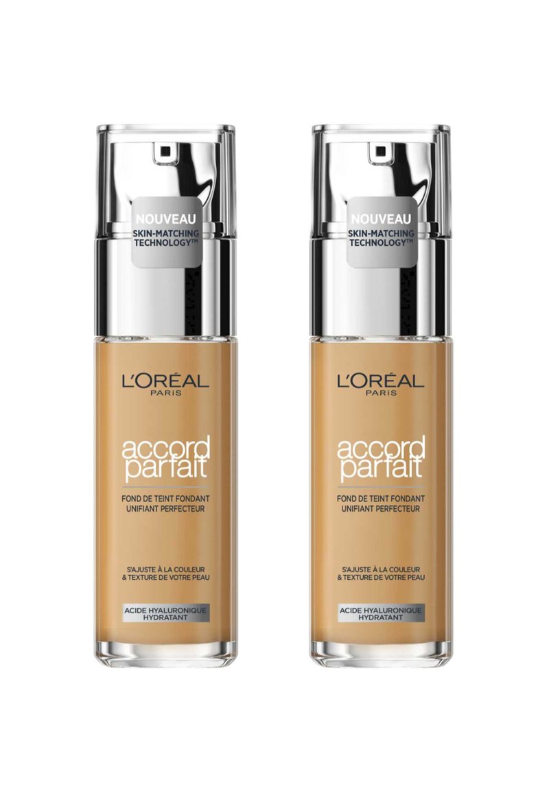 Deux bouteilles de fond de teint Accord Parfait de L'Oréal Paris, en teintes beige, avec des capuchons de pompe argentés et des étiquettes indiquant "technologie d'adaptation à la peau."