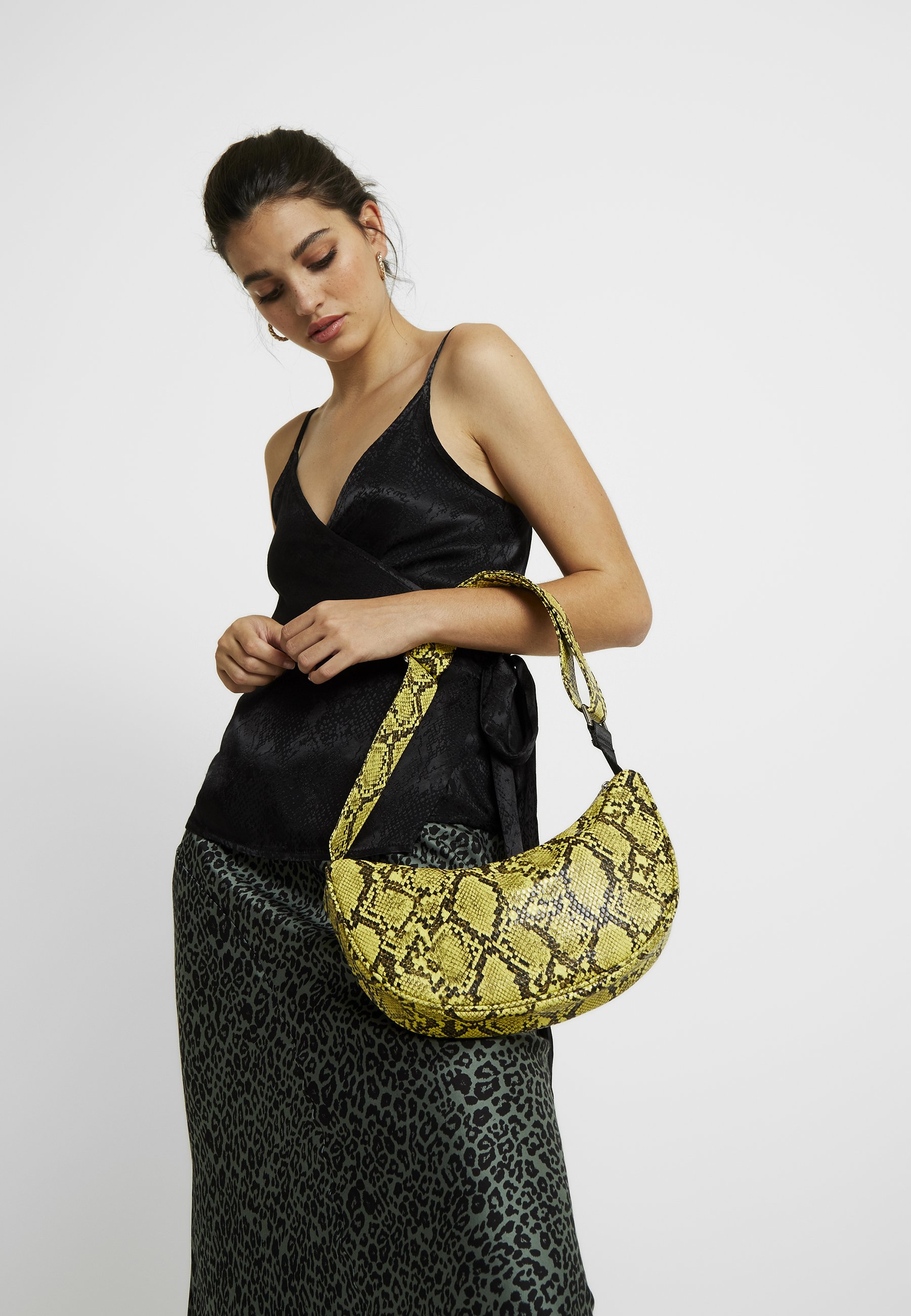 Becksöndergaard SNAKE MOON BAG Håndveske yellow Zalando.no Becksöndergaard SNAKE MOON BAG Håndveske yellow Zalando.no