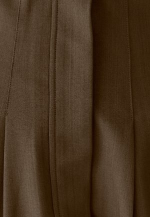 Bruin textiel met een gladde textuur, voorzien van plooien en fijne stiksels. Het materiaal lijkt geweven te zijn en vertoont een subtiele glans.