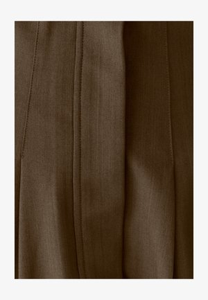 Rjava tkanina z gladko teksturo, z naborki in finim šivanjem. Material se zdi tkan, z rahlim sijajem.