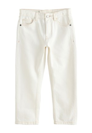 Białe dżinsy z denimu z przodu zapinane na guzik, z zamkiem błyskawicznym, szlufkami na pasek i pięciokieszeniowym fasonem na jednolitym białym tle.