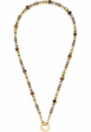 Collier avec perles alternées rondes et carrées marron et jaunes, petites sphères en or, et un grand pendentif circulaire en or au centre.