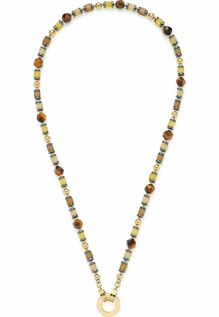 Collier avec perles alternées rondes et carrées marron et jaunes, petites sphères en or, et un grand pendentif circulaire en or au centre.