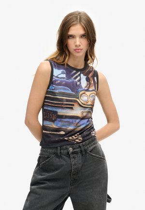 Débardeur sans manches avec un design graphique d'une voiture vintage bleue, fabriqué en tissu doux avec un col en côtes noires. Associé avec un pantalon large gris.