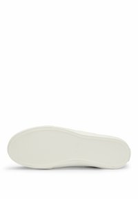 Suela de zapatilla blanca con un acabado de goma texturizado, forma redondeada y bordes suaves, con un logotipo sutil en el costado.