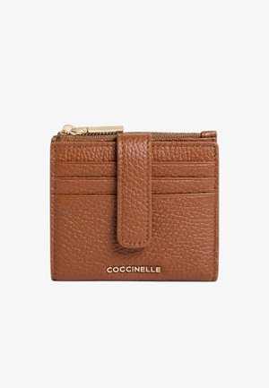 Braune Geldbörse aus strukturiertem Leder mit sechs Kartenfächern, einem Reißverschlussfach oben, einem Frontverschluss mit Riemen und goldfarbenem "Coccinelle"-Logo.