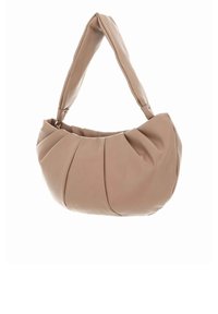 Sac hobo en simili cuir beige doux avec un design rembourré et courbé et une texture plissée. Dispose d'une sangle large et structurée.