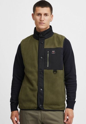 Fleece vest in olijfgroen en zwart, met een hoge kraag, drukknoopsluiting, voorzakken en een klein logopatch op de borst.