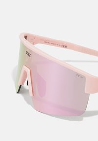 Różowe sportowe okulary przeciwsłoneczne z dużym, zaokrąglonym szkłem, które przechodzi od zielonego do różowego. Posiadają lekką oprawę i charakterystyczne akcenty boczne.