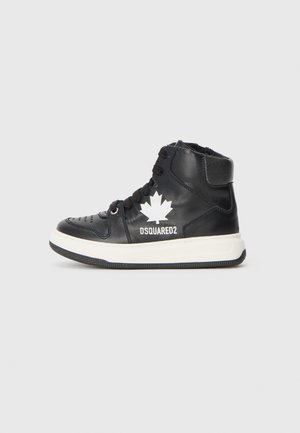 Svart läder hög-top sneakers med snörning framtill, perforerad tå, vit präglad logotyp och vit sula. Har en vadderad ankelkrage.