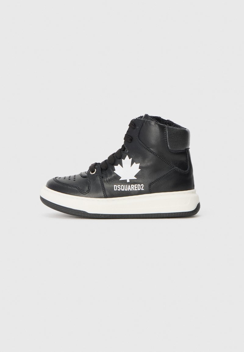 Svart lær høy-top sneakers med snøring i front, perforert tå, hvit preget logo og hvit såle. Har en polstret ankelkrave.