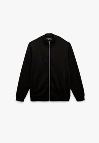 Chaqueta negra con cremallera y cuello alzado, mangas largas, puños acanalados y bolsillos laterales. Fabricada con material suave y liso.