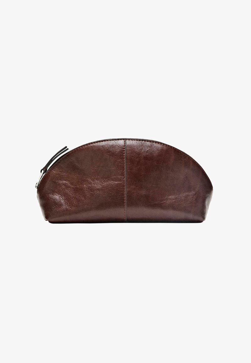 Braune Lederetui mit abgerundetem oberen Teil, glatter Textur und Reißverschluss. Verfügt über eine zentrale Naht für Struktur, minimalistisches Design.