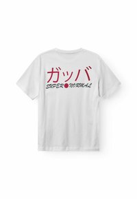 Tricou alb din bumbac cu imprimeu pe spate cu caractere japoneze și textul "SUPER NORMAL" în negru și roșu, guler rotund, mâneci scurte.