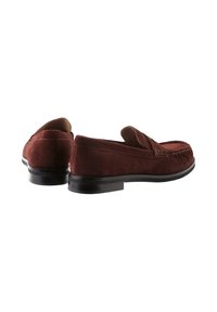 Ett par bruna mockaläder loafers med svart sula, synlig sömnad och låg klack, visade från bak- och sidovinklar.