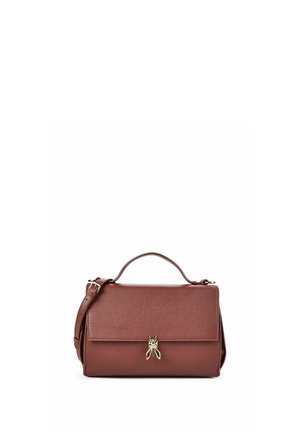 Borsa a mano in pelle marrone con manico superiore, tracolla regolabile e chiusura dorata a forma di insetto sulla patta frontale.