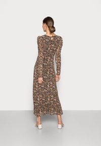 Lang, sort floral kjole med lange ærmer, prydet med lyserøde og orange blomstermønstre, en nøglehul-lukning på ryggen og en svævende silhuet.