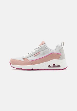 Weißer und rosa Skechers-Sneaker mit atmungsaktivem Mesh, Wildleder-Overlays, gepolsterter Sohle mit sichtbarer Luftkammer und Zuglasche an der Ferse.