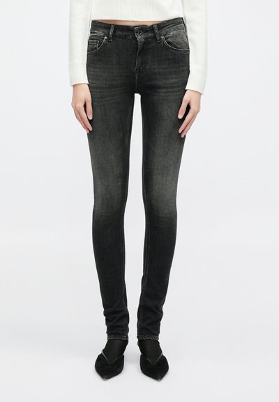 Μαύρα skinny τζιν φτιαγμένα από τζιν υλικό με ξεθωριασμένο φινίρισμα, μέση μεσαίου ύψους, βρόχοι ζώνης και παραδοσιακό σχέδιο πέντε τσεπών.