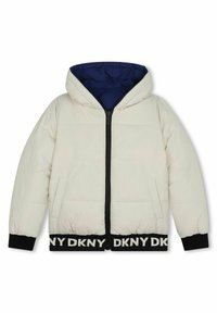 Chaqueta acolchada blanca con capucha, con un interior forrado en azul marino, cierre frontal con cremallera, bolsillos laterales y un dobladillo de canalé negro con logo.